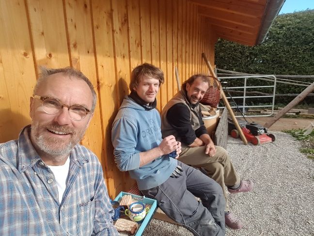 Pause nach gelungener Montage der Holzfenstern